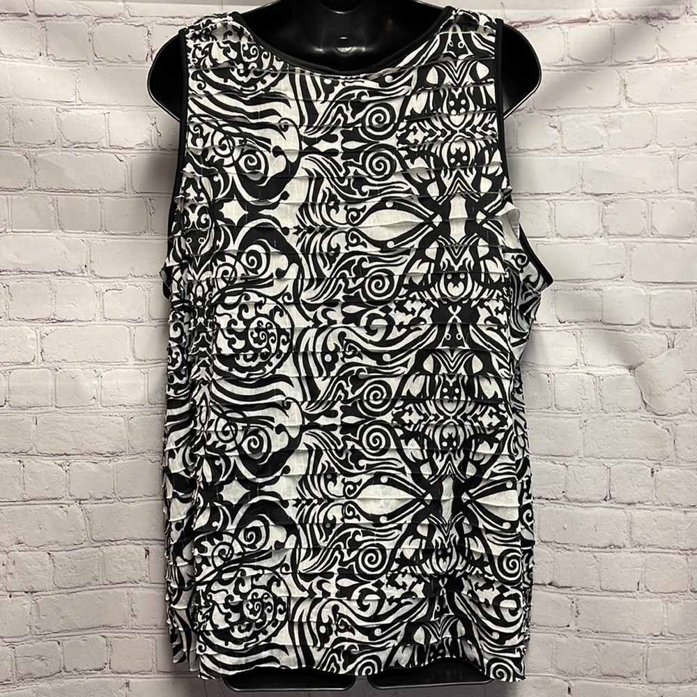 Plus Woman’s Sleeveless Blouse - Picture 6 of 11